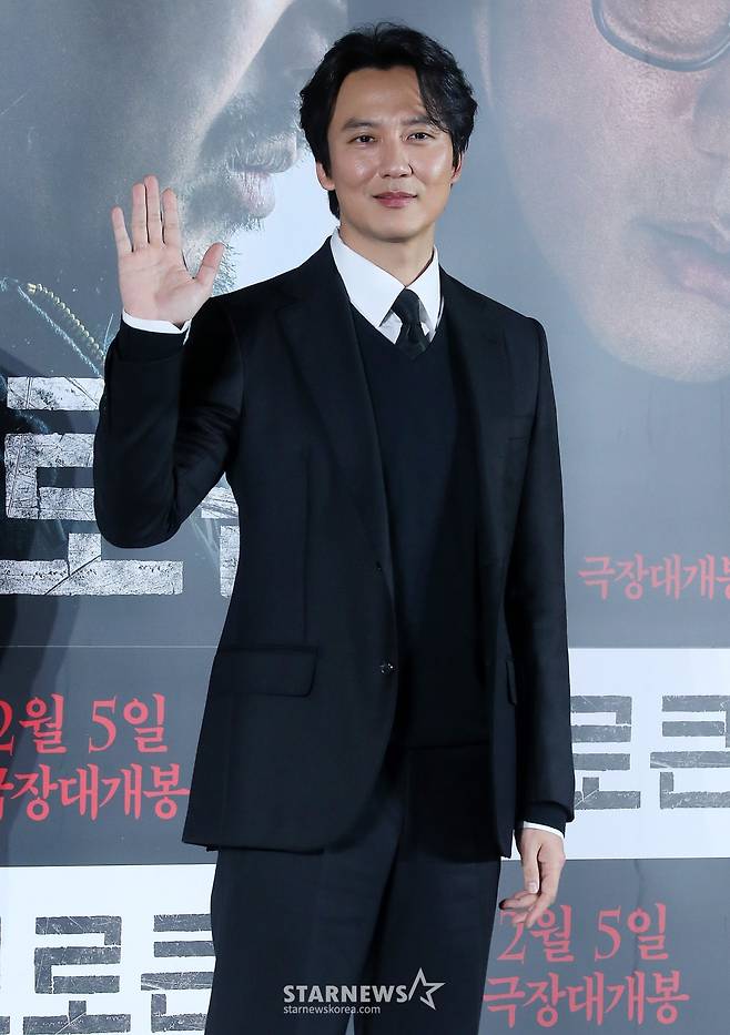 배우 김남길이 6일 오전 서울 광진구 롯데시네마 건대입구에서 진행된 영화 '브로큰' 제작보고회에 참석해 포즈를 취하고 있다. '브로큰'은 시체로 돌아온 동생과 사라진 그의 아내, 사건을 예견한 베스트셀러 소설까지, 모든 것이 얽혀버린 그날 밤의 진실을 밝히기 위해 끝까지 달려가는 민태(하정우 분)의 분노의 추적을 그린 이야기. 오는 2월 5일 개봉. 2025.01.06 /사진=김창현 chmt@