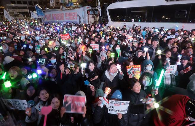 윤석열 대통령 탄핵소추안이 가결된 2024년 12월 14일 서울 여의도 국회 앞에서 열린 집회에 참가한 시민들이 기뻐하며 노래를 따라부르고 있다. 연합뉴스