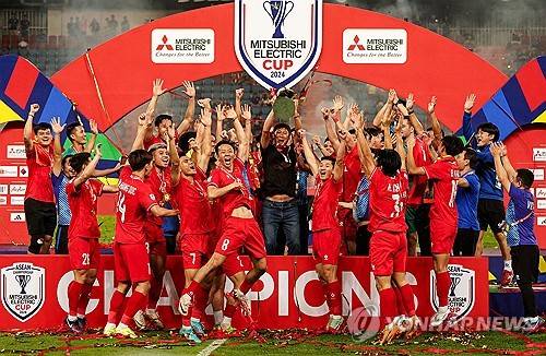 김상식 감독이 이끄는 베트남 축구 대표팀이 지난 5일(한국시간) 태국 방콕에 있는 라자망갈라 스타디움에서 열린 대회 결승 2차전에서 3-2로 승리했다. 앞서 2일 홈인 베트남 비엣찌에 있는 푸토 경기장에서 2-1로 승리한 베트남은 1, 2차전 합계 5-3으로 승리하며 대회 우승을 차지했다. 연합뉴스