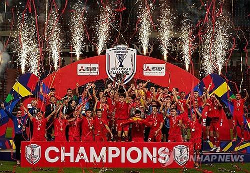 김상식 감독이 이끄는 베트남 축구 대표팀이 지난 5일(한국시간) 태국 방콕에 있는 라자망갈라 스타디움에서 열린 대회 결승 2차전에서 3-2로 승리했다. 앞서 2일 홈인 베트남 비엣찌에 있는 푸토 경기장에서 2-1로 승리한 베트남은 1, 2차전 합계 5-3으로 승리하며 대회 우승을 차지했다. 연합뉴스
