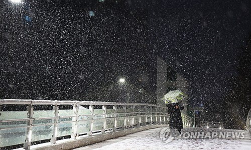 눈내리는 출근길 [연합뉴스 자료사진]