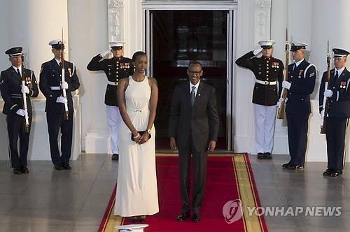 2014년 8월 미국 백악관에 도착한 폴 카가메 르완다 대통령과 딸 앙주 [EPA 연합뉴스 자료사진]