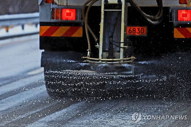 제설 작업 한창 [연합뉴스 자료사진]