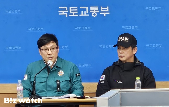 주종완(왼쪽) 국토교통부 항공정책실장과 이승열 항공철도사고조사위원회 단장이 7일 정부세종청사 국토부 기자실에서 무안공항 제주항공 여객기 사고와 관련해 백브리핑을 하고 있다./사진=채신화 기자