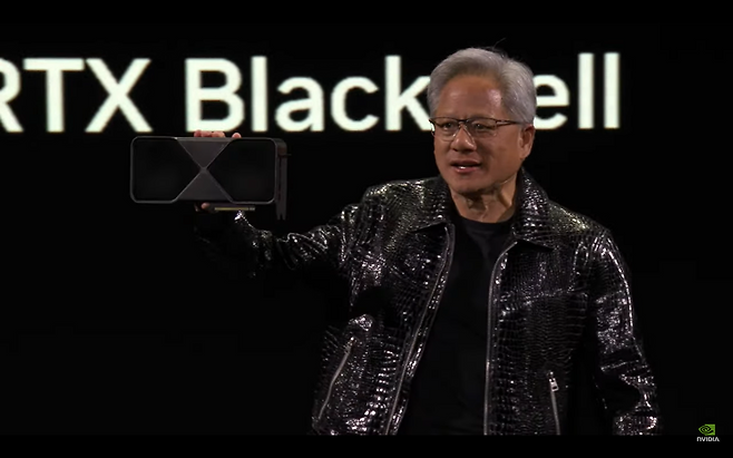 'CES2025'에서 기조 강연을 통해 RTX 5090을 공개하는 엔비디아 젠슨 황 대표(출처=엔비디아 공식 유튜브 영상 화면 캡쳐).