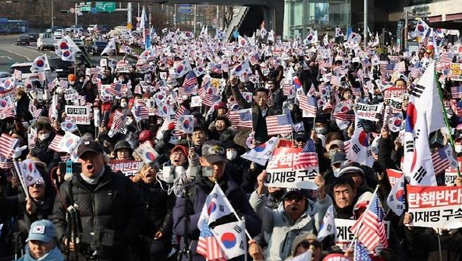 지난 1월 1일 오후 서울 용산구 한남동 대통령 관저 인근에서 윤석열 대통령 탄핵 반대 집회가 열리고 있다.(사진=연합뉴스)