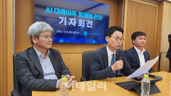 법무법인 대륙아주가 지난해 10월 8일 서울 강남구 테헤란로 동훈타워 12층 대륙아주 대회실에서 긴급기자 회견을 열고 있다. 왼쪽부터 최창영 해광 대표변호사, 이규철 대륙아주 대표 변호사, 이재원 넥서스AI 대표. (사진=백주아 기자)