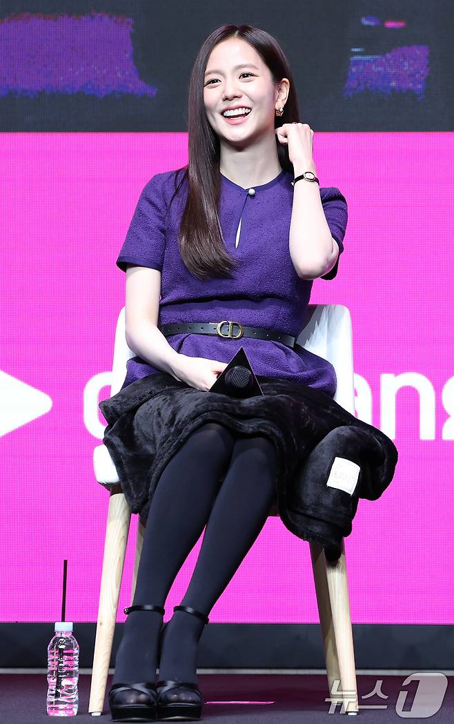 블랙핑크 지수가 7일 서울 영등포구 콘래드 서울 호텔에서 열린 쿠팡플레이 시리즈 '뉴토피아' 제작발표회에서 사랑스러운 매력을 발산하고 있다.  ⓒ News1 권현진 기자