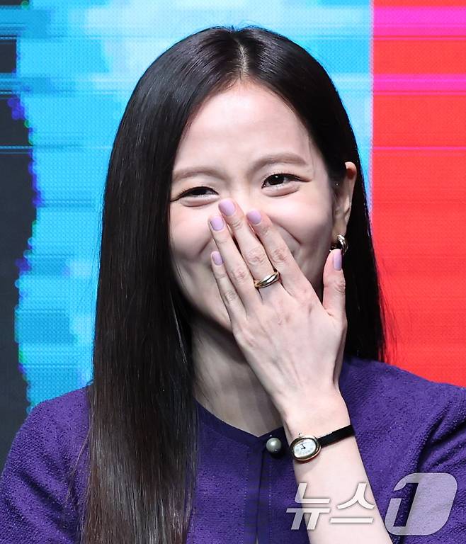 블랙핑크 지수가 7일 서울 영등포구 콘래드 서울 호텔에서 열린 쿠팡플레이 시리즈 '뉴토피아' 제작발표회에서 미소를 짓고 있다. ⓒ News1 권현진 기자