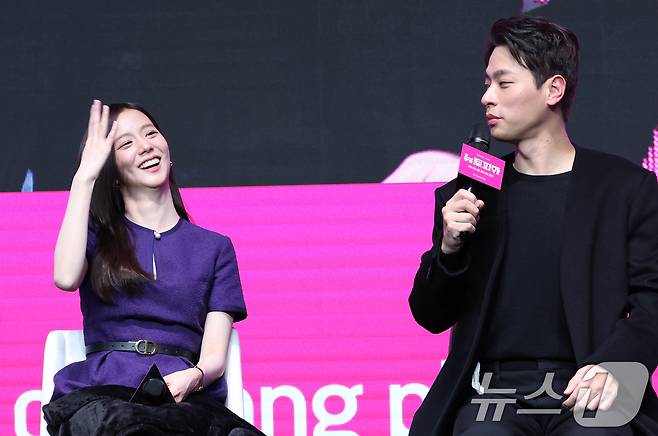 배우 박정민(왼쪽)이 7일 서울 영등포구 콘래드 서울 호텔에서 열린 쿠팡플레이 시리즈 '뉴토피아' 제작발표회에서 블랙핑크 지수와의 호흡에 대해 이야기 하고 있다. ⓒ News1 권현진 기자