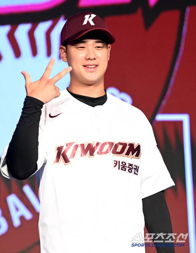 11일 롯데호텔 월드 서울에서 열린 2025 KBO 드래프트, 전체 1순위로 키움에 지명된 덕수고 정현우가 포즈를 취하고 있다. 잠실=허상욱 기자 wook@sportschosun.com/2024.09.11/