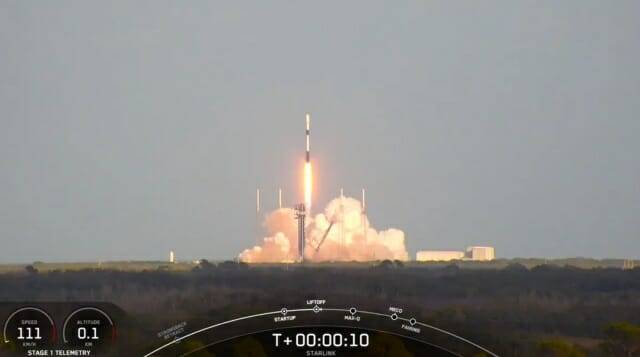 팰컨9 로켓이 6일 미국 플로리다주 케이프 커내버럴 우주군 기지에서 24개의 스타링크 위성을 궤도를 발사하고 있다. (사진=스페이스X)