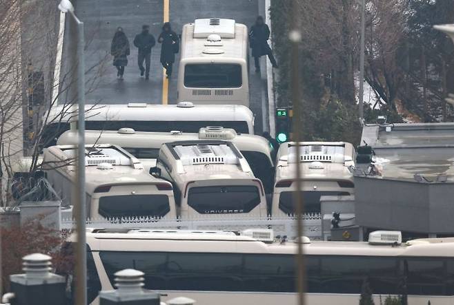 서울 용산구 대통령 관저 입구가 버스들로 가로막혀 있다. 연합뉴스