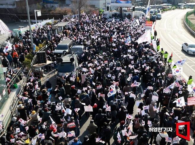 지난 3일 아침 윤석열 대통령에 대한 체포영장 집행을 위해 공수처 관계자들이 서울 한남동 대통령 관저에 들어간 가운데 윤 대통령 지지자들이 관저 인근 한남동 도로에 모여 탄핵 반대 집회를 하고 있다. 허영한 기자