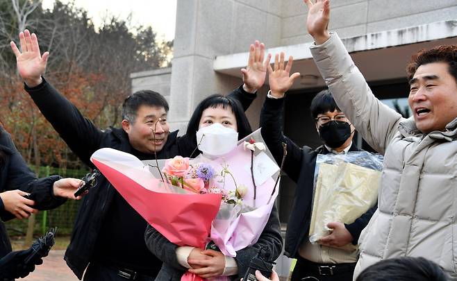 6일 전남 장흥군 용산면 장흥교도소 앞에서 화성 연쇄 살인사건의 진범으로 몰려 20년간 옥살이를 하다 재심으로 무죄를 받은 윤성여(왼쪽)씨와 낙동강변 살인사건으로 21년 만에 풀려나 재심에서 무죄를 받은 장동익(오른쪽)씨가 김신혜(47)씨를 축하하며 만세하고 있다./ 뉴시스