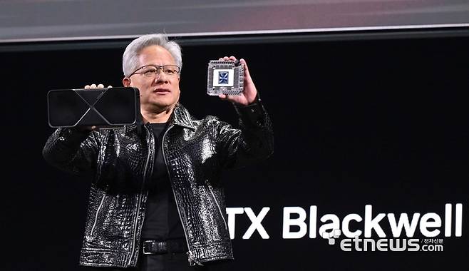 젠슨 황 엔비디아 최고경영자(CEO)가 6일(현지시간) 미국 라스베이거스 만달레이베이 컨벤션센터 미켈롭 울트라 아레나에서 CES 2025 기조연설을 하고 있다. 라스베이거스=박지호기자 jihopress@etnews.com