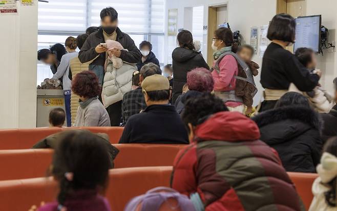 서울 성북구의 한 병원에서 진료를 보려는 환자와 보호자들이 붐비고 있다. 연합뉴스