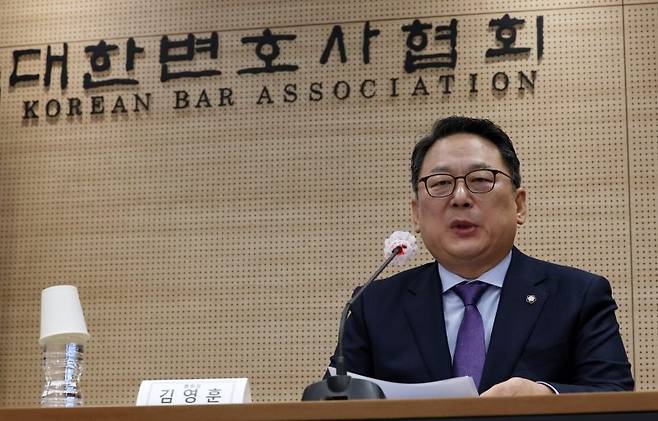 김영훈 대한변호사협회 회장이 7일 서울 서초구 대한변협회관에서 시국 관련 기자간담회를 갖고 있다. /사진=뉴스1