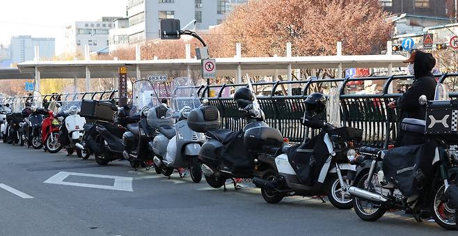 지난해 12월23일 오후 서울 한 재래시장 부근에 배달 오토바이가 대기해 있는 모습. 연합뉴스