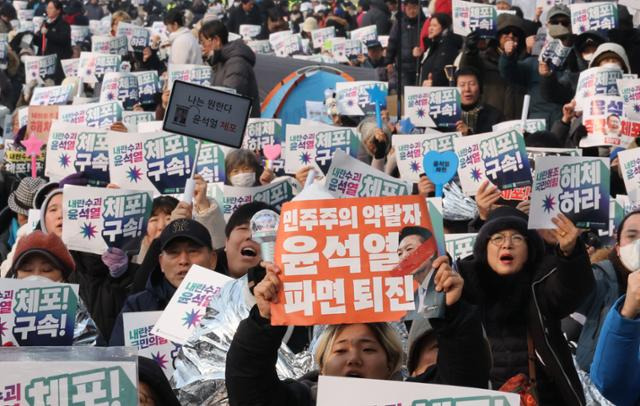 6일 오후 서울 용산구 한남동 대통령 관저 인근에서 민주노총 등 진보단체 회원들이 탄핵 찬성 집회를 하고 있다. 연합뉴스