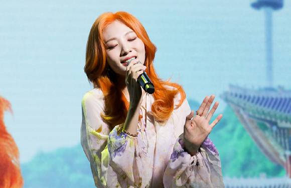 싱어송라이터 볼빨간사춘기 안지영이 지난 2022년 4월 20일 온라인으로 진행된 새 미니앨범 'Seoul' 발매 기념 쇼케이스에 참석해 멋진 공연을 펼치고 있다. [사진=쇼파르엔터테인먼트]