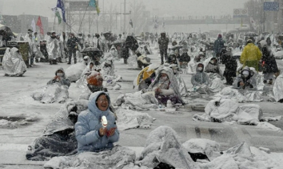 지난 5일 서울 용산구 관저 인근 '노동자 시민 윤석열 체포대회' 에서 농성하고 있는 정혜경 의원과 시민들. [사진=민주노총]