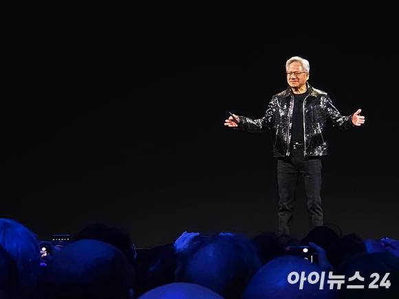 6일 오후(현지시각) 미국 라스베이거스 만달레이 베이 호텔에서 열린 엔비디아 CES 키노트에서 젠슨 황 엔비디아 최고경영자(CEO)가 기조연설하고 있다. [사진=안세준 기자]