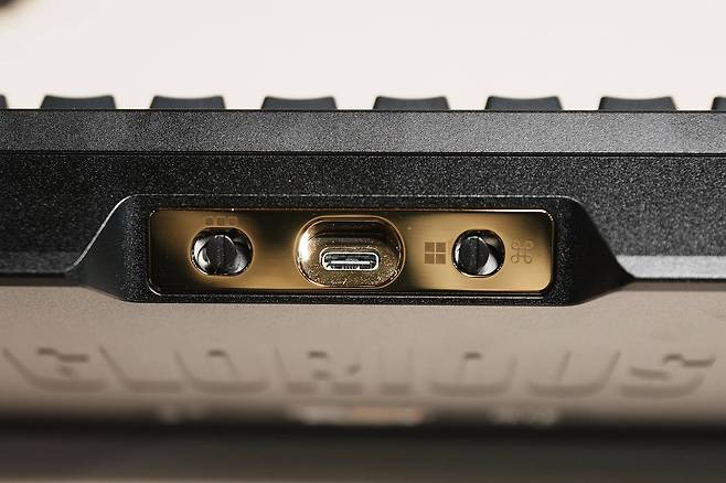 키보드 후면에는 (좌측부터) ▲기능 저장 스위치 ▲USB-C 단자 ▲운영체제 전환 스위치 등이 있다 / 출처=IT동아