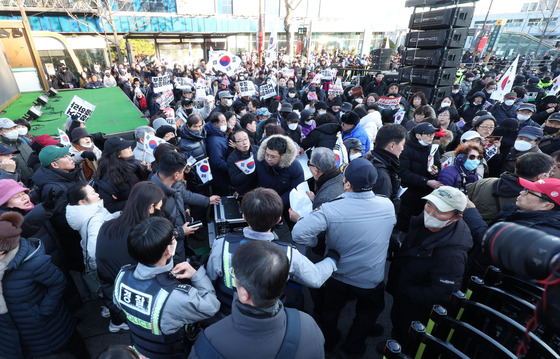 지난 2일 오후 서울 용산구 한남동 대통령 관저 인근에서 윤석열 즉각체포 촉구 긴급행동의 집회 주최측이 무대 설치 중 윤 대통령 탄핵을 반대하는 지지자들과 충돌하고 있다. 뉴시스