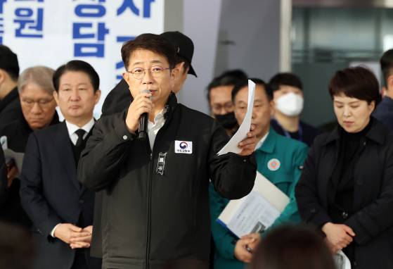 제주항공 여객기 참사 엿새째인 3일 오전 전남 무안국제공항 대합실에서 유가족을 상대로 브리핑하고 있다. 연합뉴스