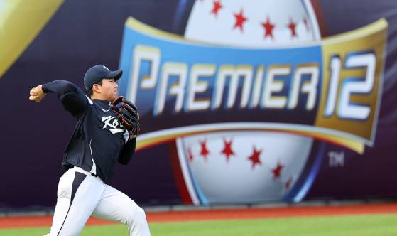 훈련하는 김휘집   (타이베이=연합뉴스) 한종찬 기자 = 프리미어12 야구대표팀 김휘집이 9일 오후 대만 타이베이 톈무야구장에서 열린 첫 훈련에서 송구하고 있다. 2024.11.9   saba@yna.co.kr (끝)  〈저작권자(c) 연합뉴스, 무단 전재-재배포, AI 학습 및 활용 금지〉