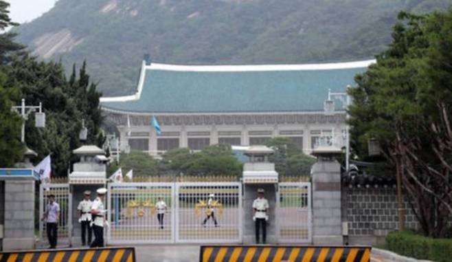 청와대 본관 정문. 중앙포토