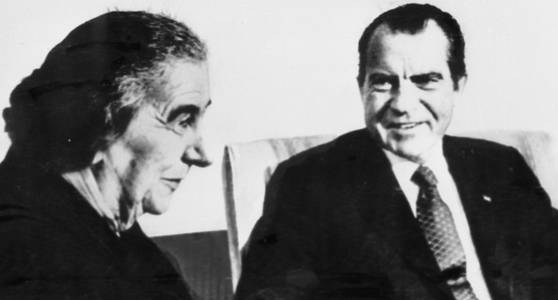 리처드 닉슨 미국 대통령(오른쪽)은 1969년 골다 메이어 이스라엘 총리와의 회동에서 핵 개발을 묵인하기로 했다. [로이터=연합뉴스], [중앙포토]