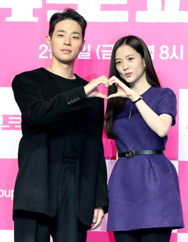 배우 박정민과 블랙핑크 지수(오른쪽)가 7일 서울 영등포구 콘래드 서울 호텔에서 열린 쿠팡플레이 시리즈 '뉴토피아' 제작발표회에서 포즈를 취하고 있다./사진=뉴스1