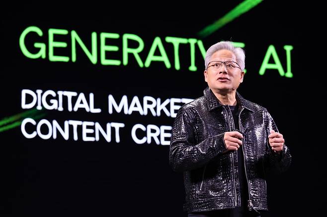 젠슨 황 엔비디아 최고경영자(CEO)가 세계 최대 가전·정보기술(IT) 전시회 'CES 2025' 개막을 하루 앞둔 6일(현지시간) 미국 네바다주 라스베이거스 만달레이베이 컨벤션센터에서 기조연설을 하고 있다.사진=뉴스1