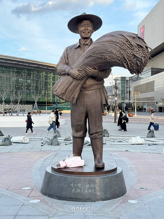 동대구역 광장에 지난달 23일 박정희 전 대통령 동상이 설치돼 있다. 백경열 기자