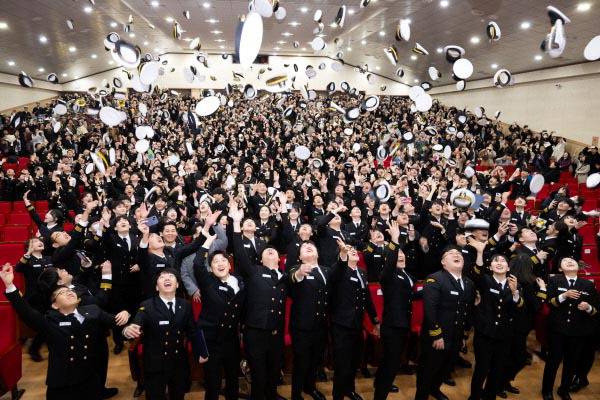 부산 영도구 한국해양대학교에서 열린 해사대학 2024년 학위수여식에서 졸업생들이 모자를 던지며 자축하고 있다. 국제신문 DB