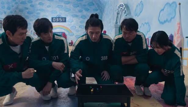 Kang Dae-ho, played by Kang Ha-neul, plays gonggi in Season 2, Episode 4 of Squid Game. (Netflix)