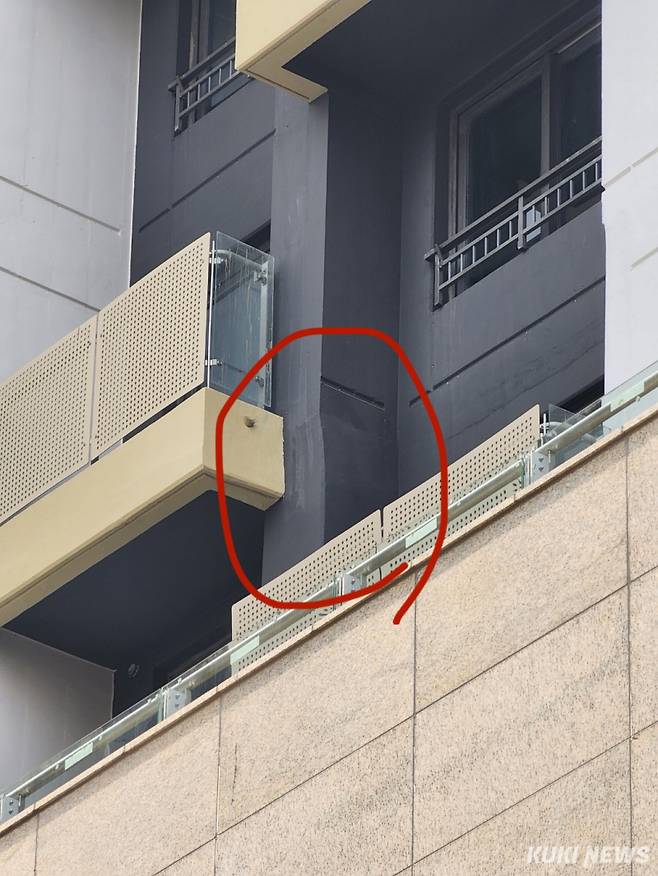 &nbsp;3월 입주를 앞둔 서울 광진구 자양동 ‘롯데캐슬 이스트폴’ 사전점검 당시 발견된 하자. 독자 제공