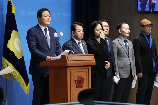 더불어민주당 김병주 의원과 황기철 전 해군참모총장 등 예비역 장성들이 7일 오전 서울 여의도 국회 소통관에서 윤석열 대통령에 대한 구속 및 파면을 요구하는 시국성명을 발표하고 있다. 연합뉴스