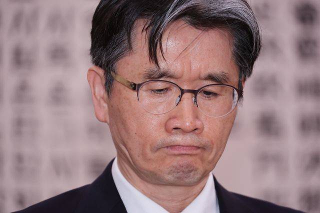 오동운 고위공직자범죄수사처장이 7일 오후 국회 법제사법위원회 전체회의에서 굳은 표정을 짓고 있다. 연합뉴스