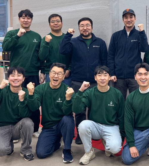 미드바르 서충모 대표(뒷줄 왼쪽에서 셋째)와 직원들이 소형 모듈 앞에서 화이팅을 외치고 있다.