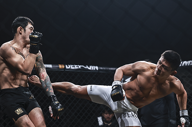 UAE Warriors 챔피언 이도겸(오른쪽)이 블랙컴뱃 라이트급 8위 황도윤을 공격하고 있다. 사진=FINAL FLASH 제공