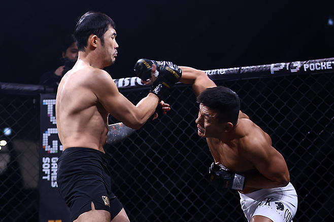 PFL 및 원챔피언십 출신 이도겸(오른쪽)이 블랙컴뱃 13 라이트급 경기에서 훅으로 황도윤을 위협하고 있다. 사진=이교덕 격투기 전문기자 제공