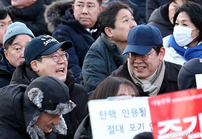 더불어민주당 이재명 대표와 박찬대 원내대표가 28일 오후 서울 광화문 인근에서 윤석열즉각퇴진·사회대개혁 비상행동 주최로 열린 촛불집회에 참석해 대화하고 있다. 2024.12.28/사진=뉴스1 /사진=(서울=뉴스1) 구윤성 기자