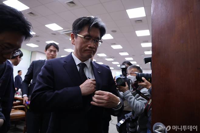 (서울=뉴스1) 이재명 기자 = 오동운 고위공직자범죄수사처(공수처) 처장이 7일 오후 서울 여의도 국회에서 열린 제420회 국회(임시회) 법제사법위원회 제2차 전체회의가 정회되자 회의장을 나서고 있다. 2025.1.7/뉴스1  Copyright (C) 뉴스1. All rights reserved. 무단 전재 및 재배포,  AI학습 이용 금지. /사진=(서울=뉴스1) 이재명 기자