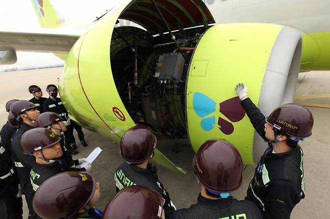 진에어의 신입 정비사 입사 교육 실시 장면 /사진=진에어