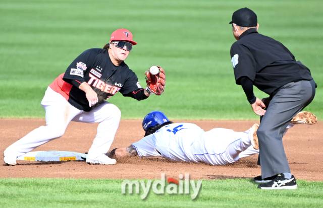 26일 오후 대구광역시 연호동 대구삼성라이온즈파크 에서 진행된 '2024 프로야구 KBO리그 포스트시즌' 한국시리즈 4차전 삼성라이온즈와 KIA타이거즈의 경기. 삼성 류지혁이 1회말 1사 1루서 도루에 성공하고 있다./대구=송일섭 기자 andlyu@mydaily.co.kr