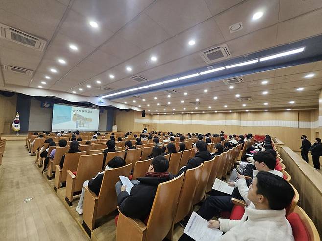 [밀양=뉴시스] 동계 청년 아르바이트 참여자에게 안전교육을 하고 있다. (사진= 밀양시 제공) 2025.01.07. photo@newsis.com *재판매 및 DB 금지