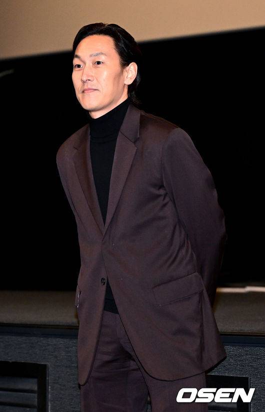 [OSEN=최규한 기자] 24일 오후 서울 영등포 CGV에서 영화 ‘파묘’ (감독 장재현) 무대인사가 진행됐다.영화 '파묘'는 거액의 돈을 받고 수상한 묘를 이장한 풍수사와 장의사, 무속인들에게 벌어지는 기이한 사건을 담은 오컬트 미스터리다.&nbsp;배우 김재철이 무대인사에 참석하고 있다. 2024.02.24 / dreamer@osen.co.kr